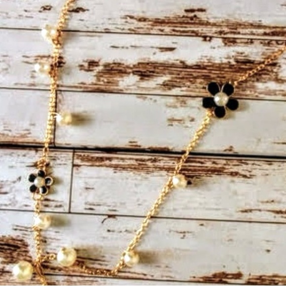 Jewelry - Black & Gold Daisy Chain Pearl Necklace